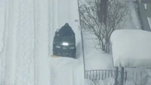 Квадроцикл чистит снег в Вологде