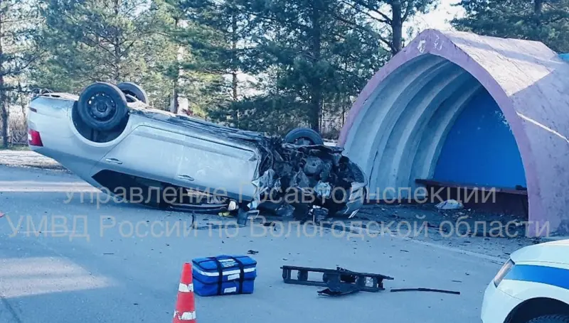 Под Череповцом машина влетела в остановку