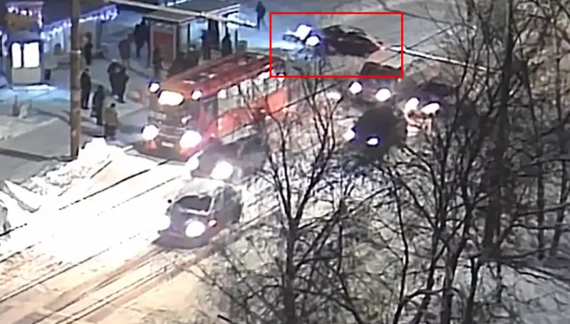 Сугроб спас пешеходов от ДТП