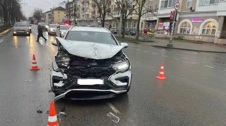 В Вологде водитель проехала на красный и попала в ДТП