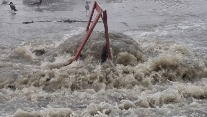 На ул. Конева фонтанирует канализация