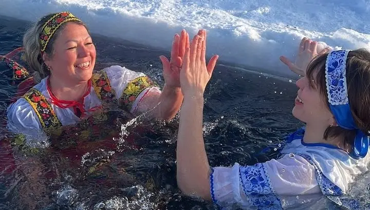 Вологжанки искупались в Лисицинском карьере