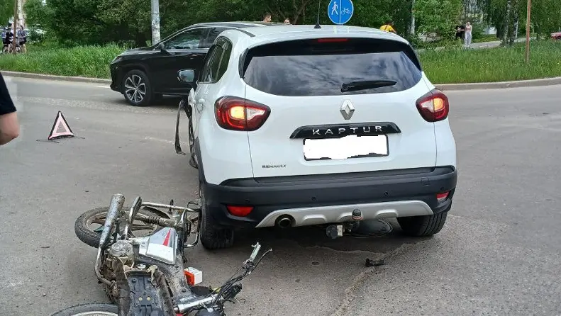 В Вологде подросток на мопеде врезался в иномарку