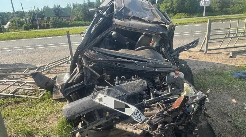 Под Вологдой автомобиль врезался в дорожное ограждение