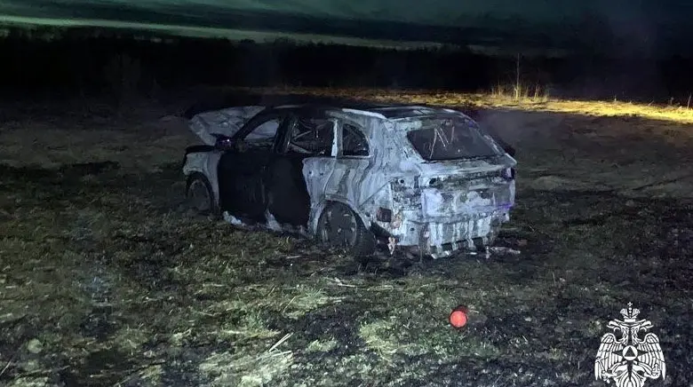 Под Череповцом машина сначала застряла в поле, а потом загорелась