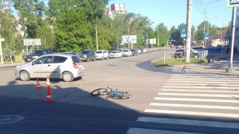 Велосипедист нарушил ПДД и попал под колёса автомобиля
