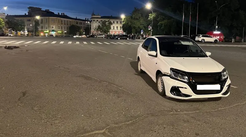 В Вологде автомобиль сбил нарушителей на электросамокате