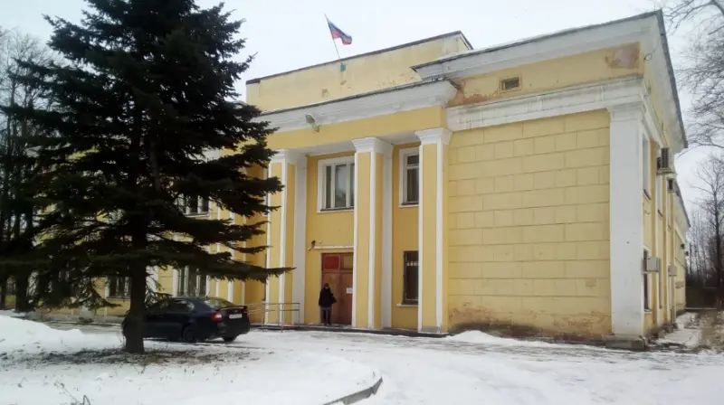 Мальчик напал на девочку, а заплатит школа