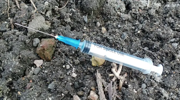 В Вологде три человека пострадали от лежащих на земле шприцев