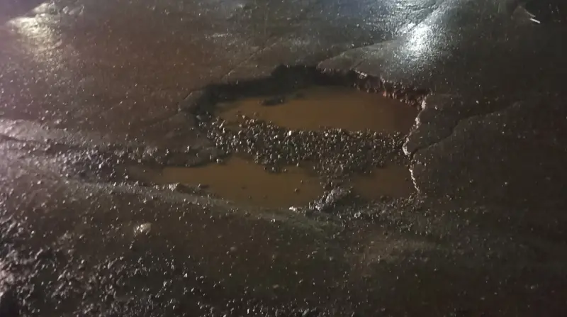 Вологжане повреждают колёса на ул. Архангельской