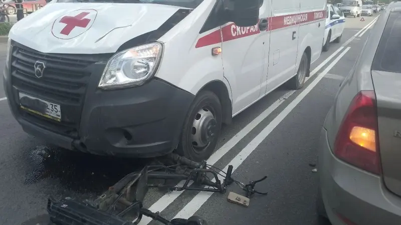В Вологде скорая сбила курьера на электросамокате