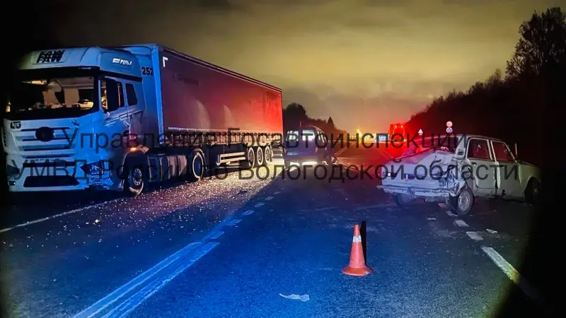 Под Вологдой в ДТП с грузовиком пострадала девушка