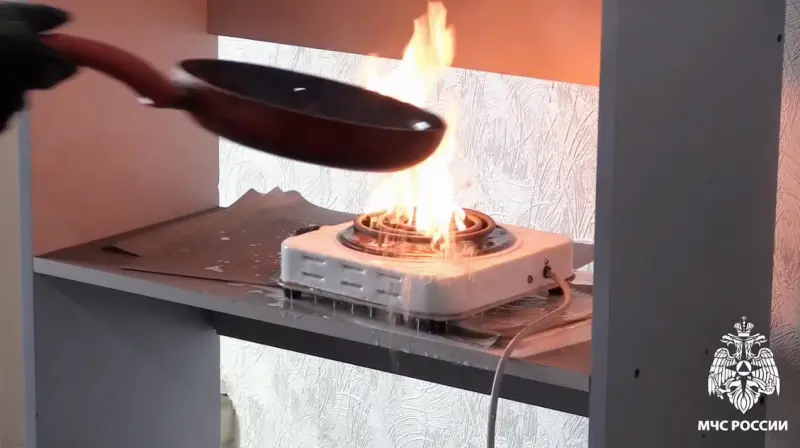 Юноша обгорел, пытаясь потушить масло водой