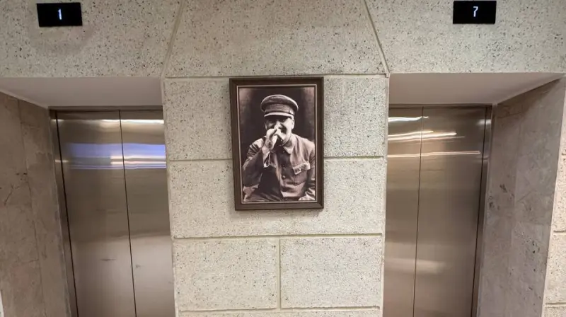 У кабинета губернатора Георгия Филимонова появилось фото Сталина