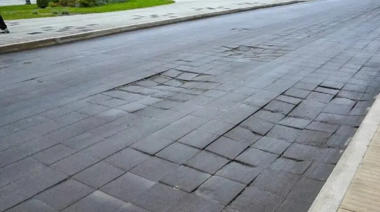 На пл. Бабушкина устраняют дефекты дорожного покрытия