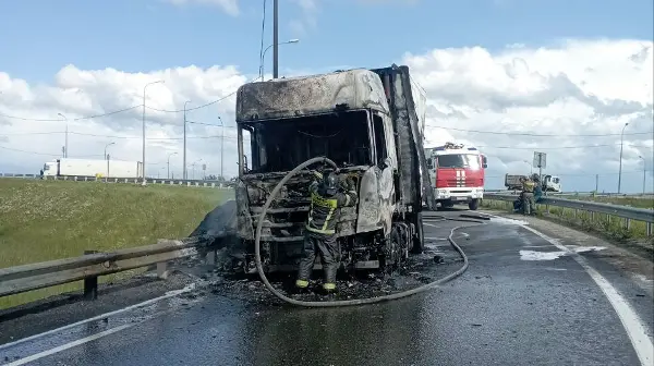 Под Вологдой во время движения загорелась фура