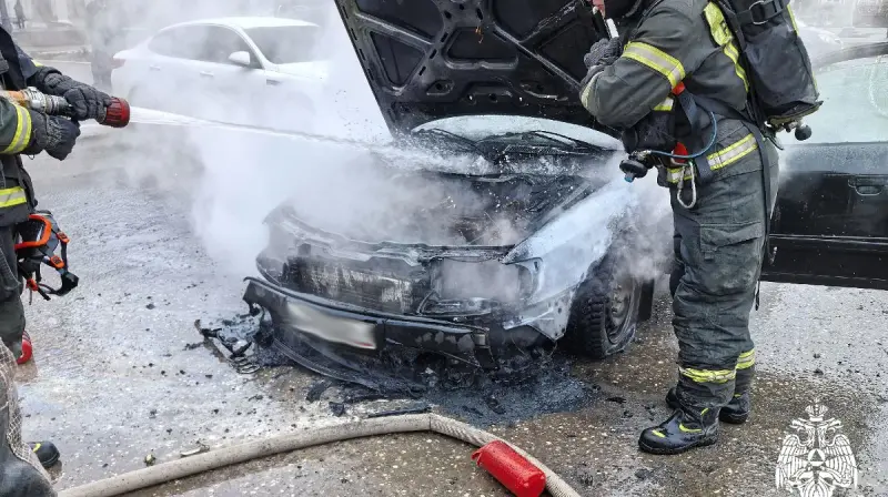 В Вологде у ТЮЗа внезапно загорелся автомобиль