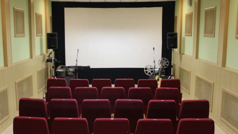 Кинозал «1000 & 1 фильм» («Избушка»)