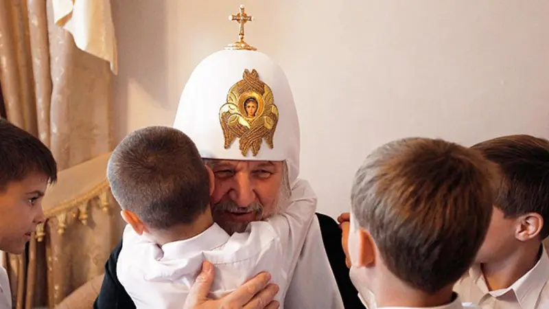 Патриарх призвал отдавать «нежеланных» детей церкви