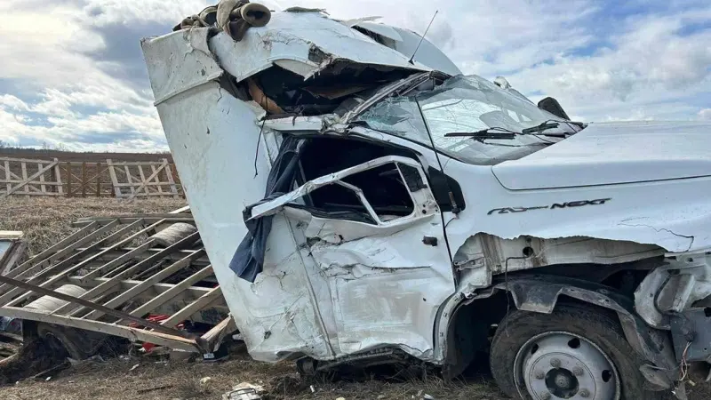 Под Грязовцем грузовик врезался в отбойник 