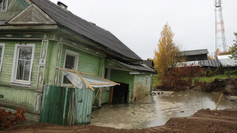 Дом в Белозерске начал уходить под воду