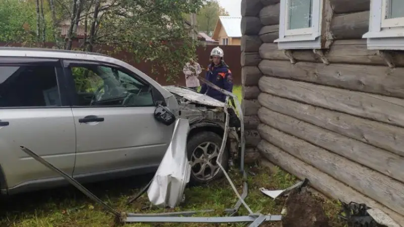 Под Вытегрой автомобиль врезался в жилой дом