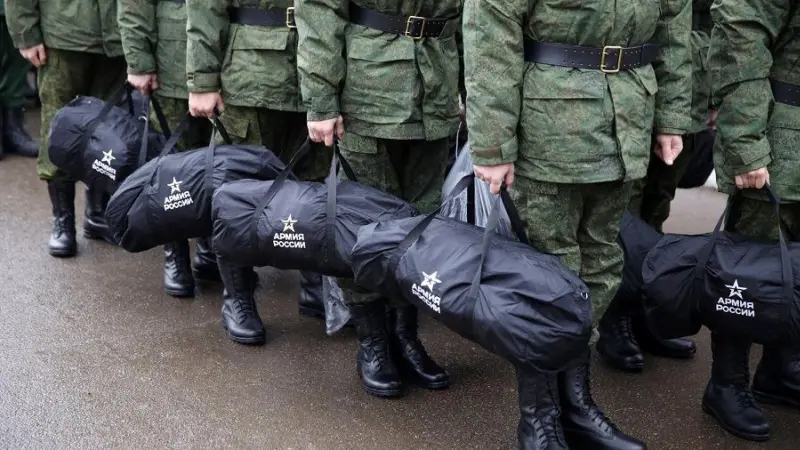 Неслуживших мужчин хотят отправлять на военные сборы