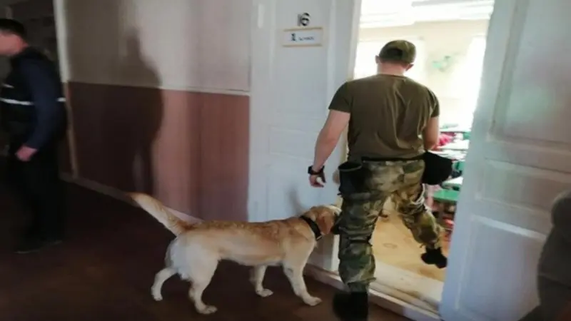 Школу эвакуировали из-за звонка о минировании