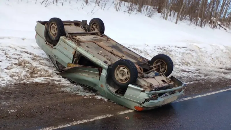 Под Белозерском автомобиль опрокинулся на крышу