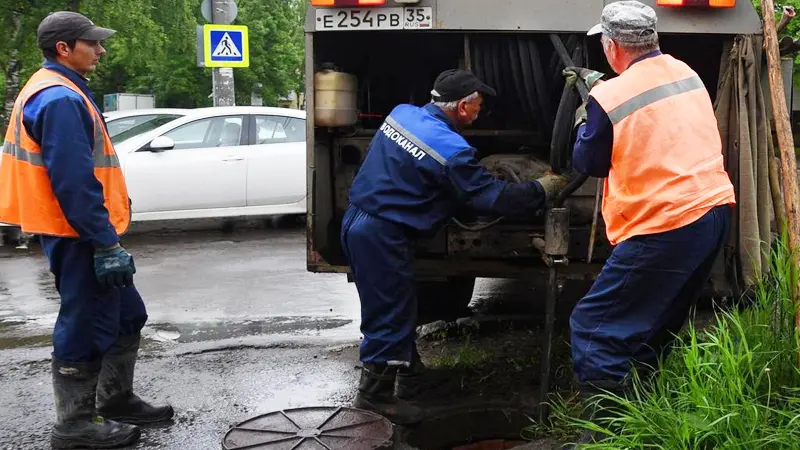 Вологду топит: коммунальщики откачивают воду с улиц областной столицы