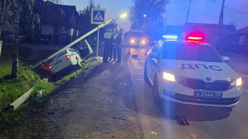 В Вытегре автомобиль ДПС во время погони попал в ДТП