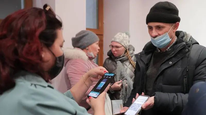 Гражданам с антителами могут выдать QR-коды