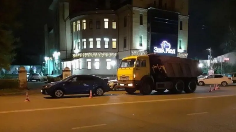 КамАЗ протаранил легковушку в Вологде