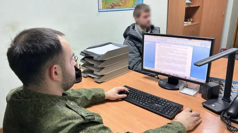 В Вологде мужчина напал на девочку в лифте