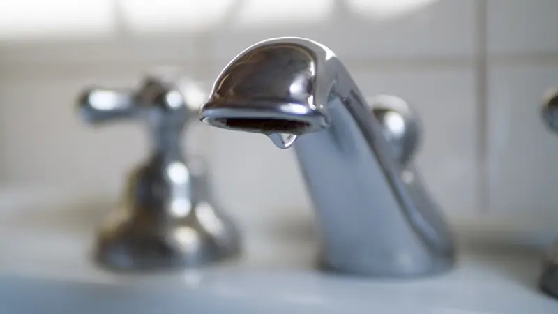 Без воды и тепла остались жители разных частей города