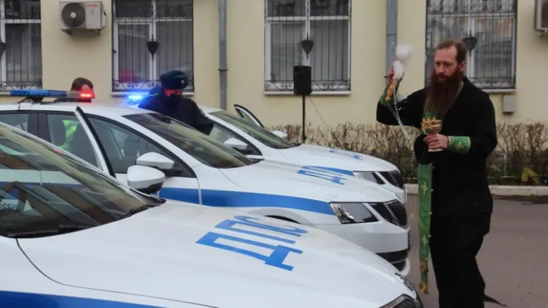 Полицейские будут ездить на освящённых машинах