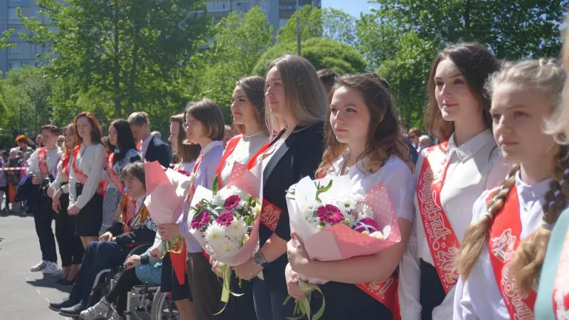 Впервые за 3 года школьникам разрешили выпускные