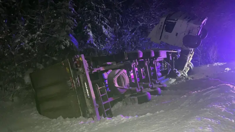 На трассе под Соколом перевернулся тягач