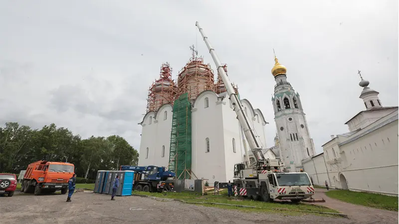 Один из крестов Софийского собора увезли на реставрацию