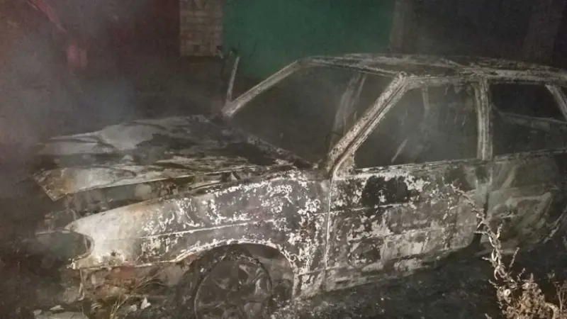 В Череповце у гаражей вспыхнула машина