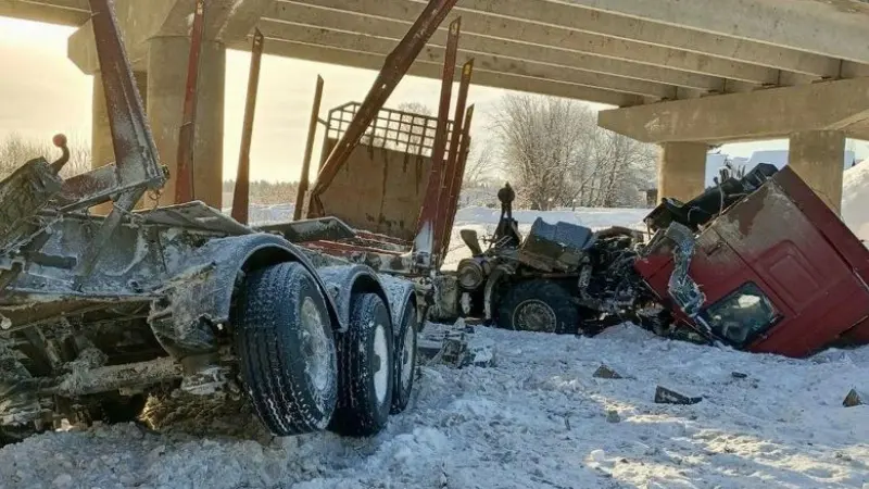 Под Никольском МАЗ с полуприцепом рухнул с моста