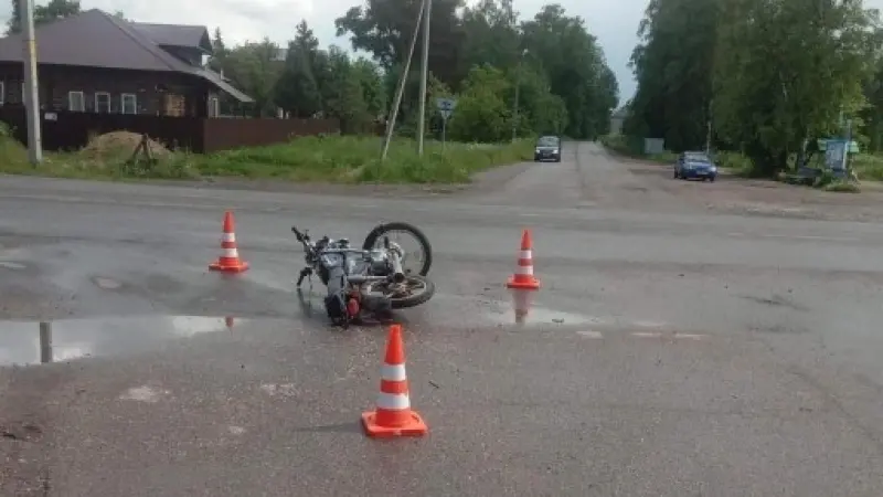 Два подростка попали под машину на мопеде
