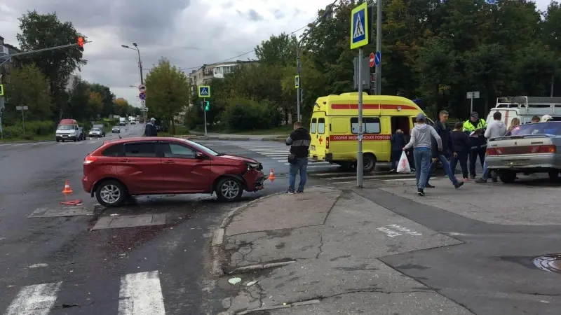 Во время ДТП машину откинуло на двух девочек
