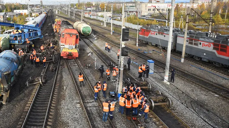 Тепловоз столкнулся с поездом ночью на станции Лоста