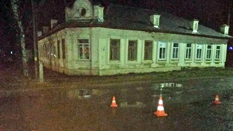 В Великом Устюге женщина гуляла по проезжей части и оказалась в больнице