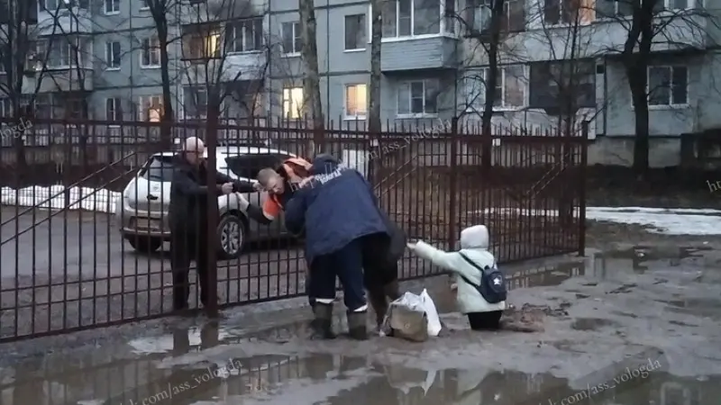 Двух вологжанок засосало в грязь